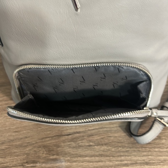 SIMPLY VERA VERA WANG MINI BACKPACK HANDBAG PURS IN GRAY COLOUR zipper closure - Picture 3 of 7